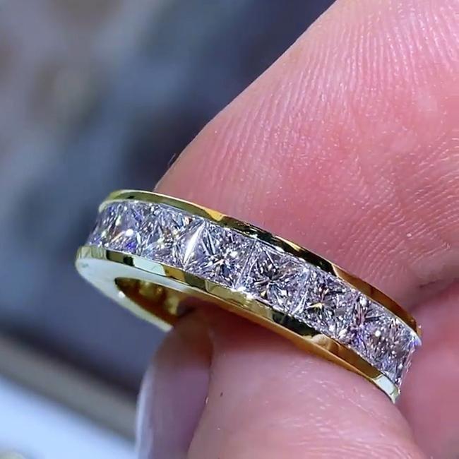 Maren – Anello in argento con diamanti e fascia stretta.