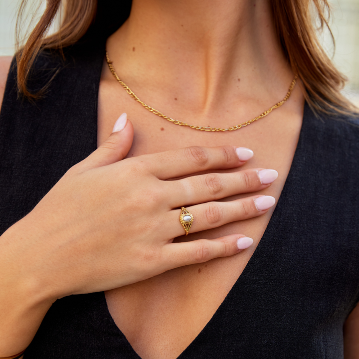 Nora – Anello in oro con linea curva.