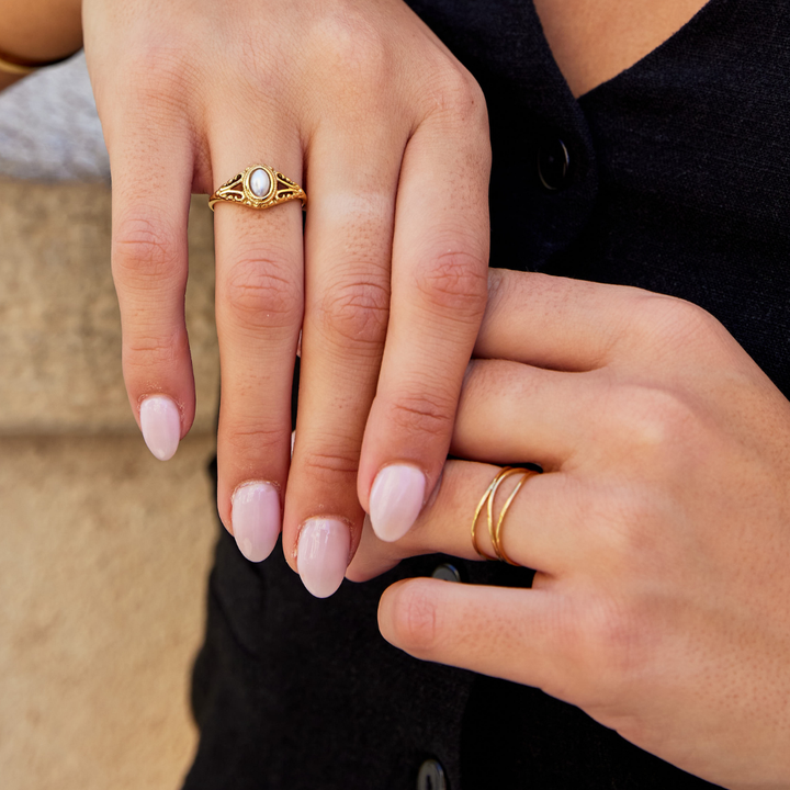 Nora – Anello in oro con linea curva.