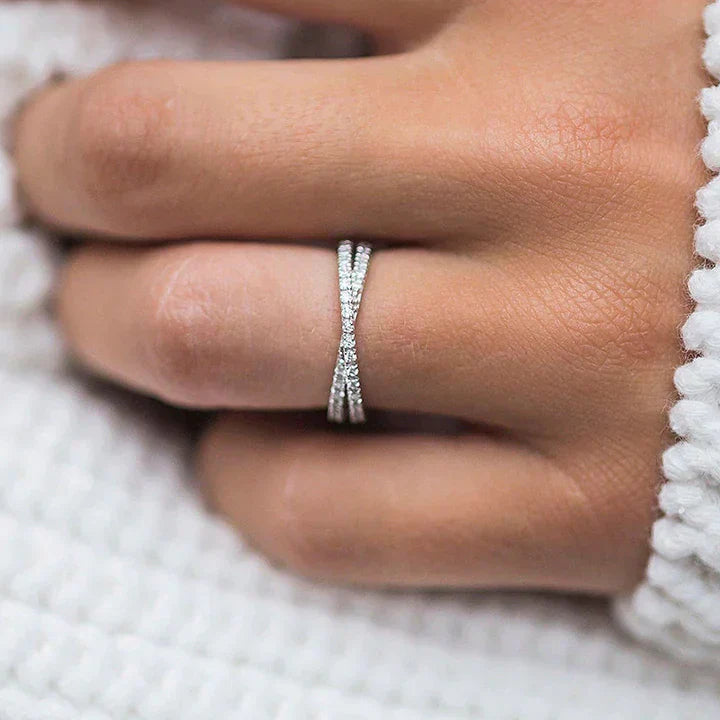 Iris – Anello di diamanti con pietra ovale.