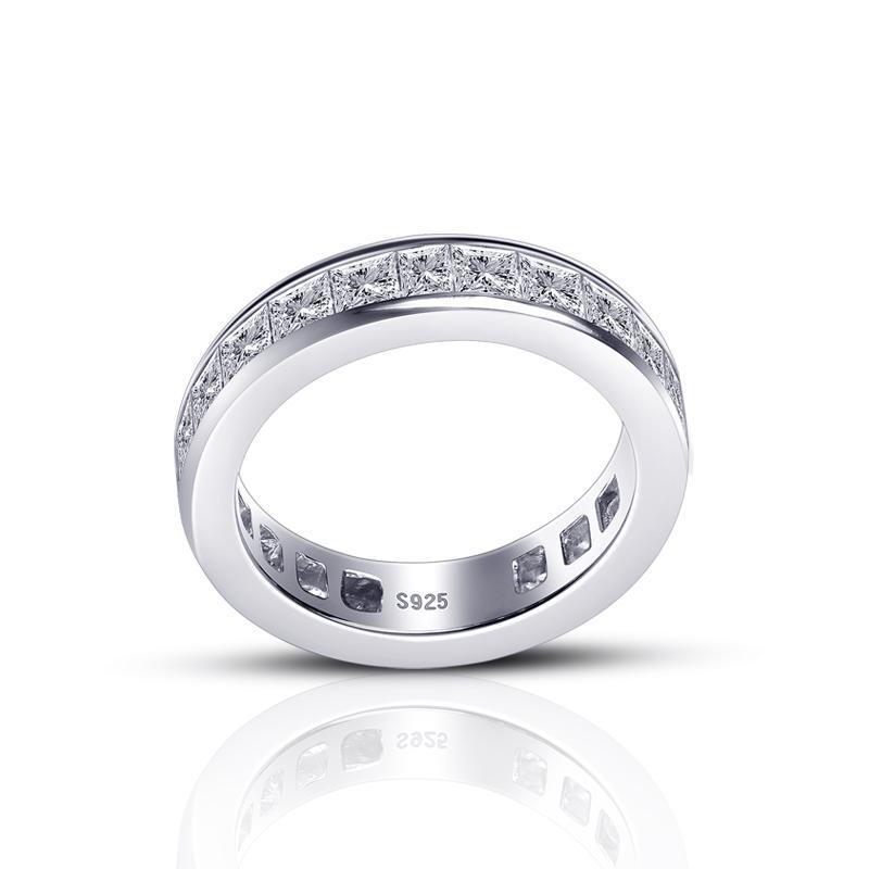 Maren – Anello in argento con diamanti e fascia stretta.