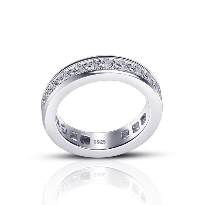 Maren – Anello in argento con diamanti e fascia stretta.