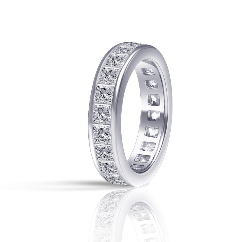 Maren – Anello in argento con diamanti e fascia stretta.