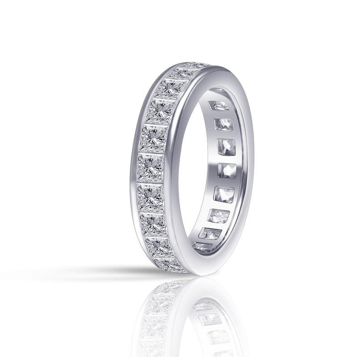 Maren – Anello in argento con diamanti e fascia stretta.