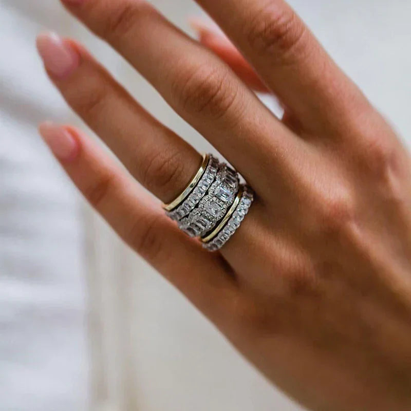 Leona – Anello di diamanti con tre file scintillanti.
