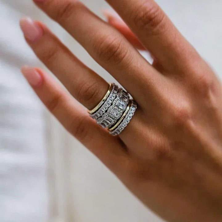 Leona – Anello di diamanti con tre file scintillanti.