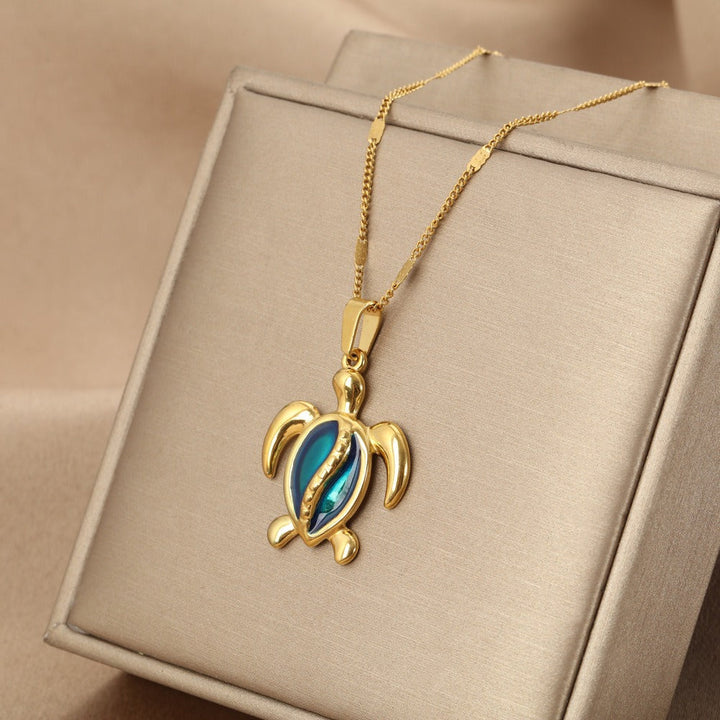 Chantal – Collana dorata a forma di tartaruga con opale blu