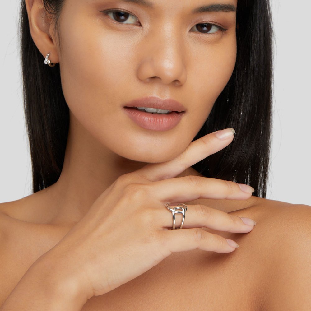 Helena – Anello in argento con elegante curvatura