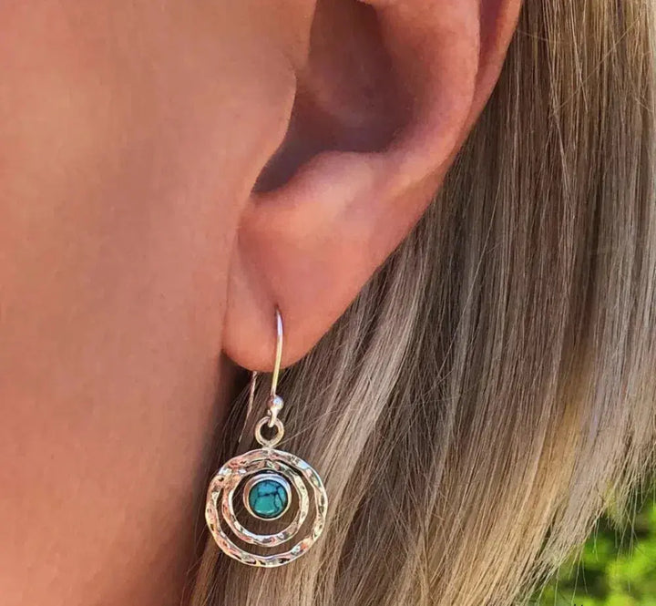 Anna-Sophie – Orecchini Boho Saturn con pietra turchese in argento e oro
