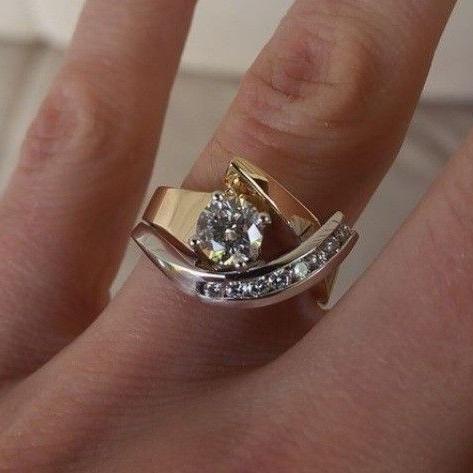 Karolína - Anello vintage irregolare in oro e argento con zirconi