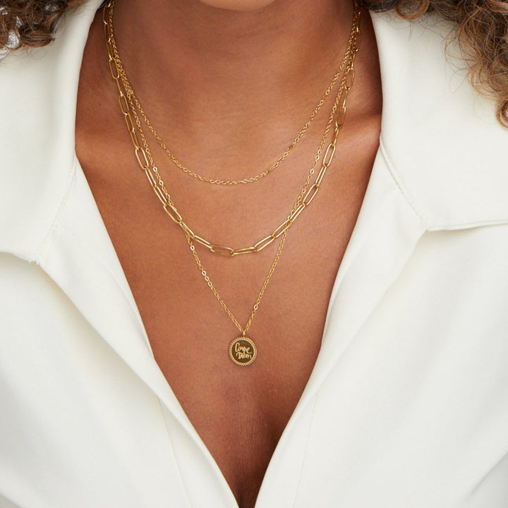 Lea – Una delicata collana multipla dorata con linee eleganti cadenti