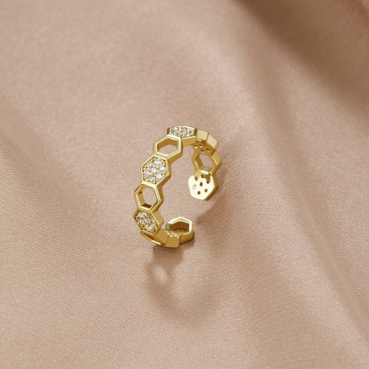 Friedrika – Anello placcato oro con perla decorativa.