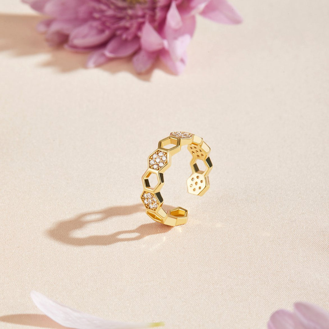 Friedrika – Anello placcato oro con perla decorativa.