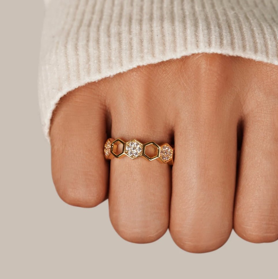Friedrika – Anello placcato oro con perla decorativa.