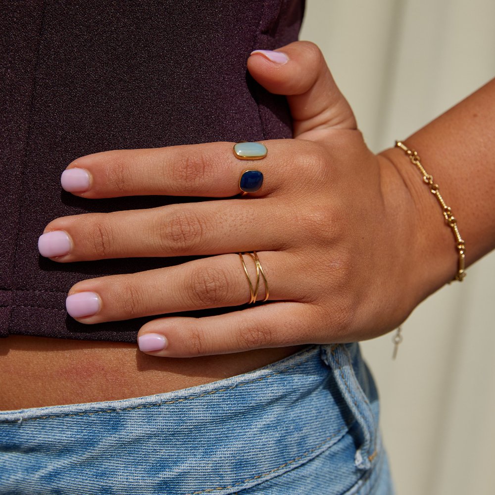 Valerie – Anello placcato oro con linee intrecciate.