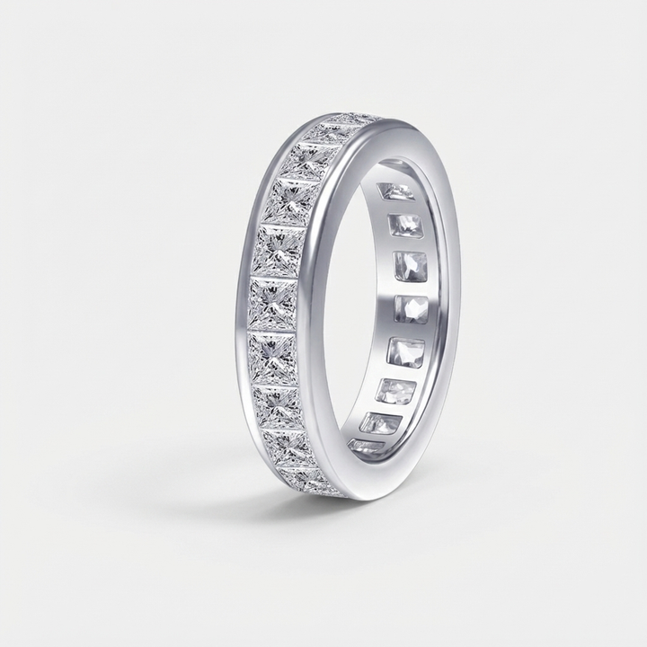 Maren – Anello in argento con diamanti e fascia stretta.