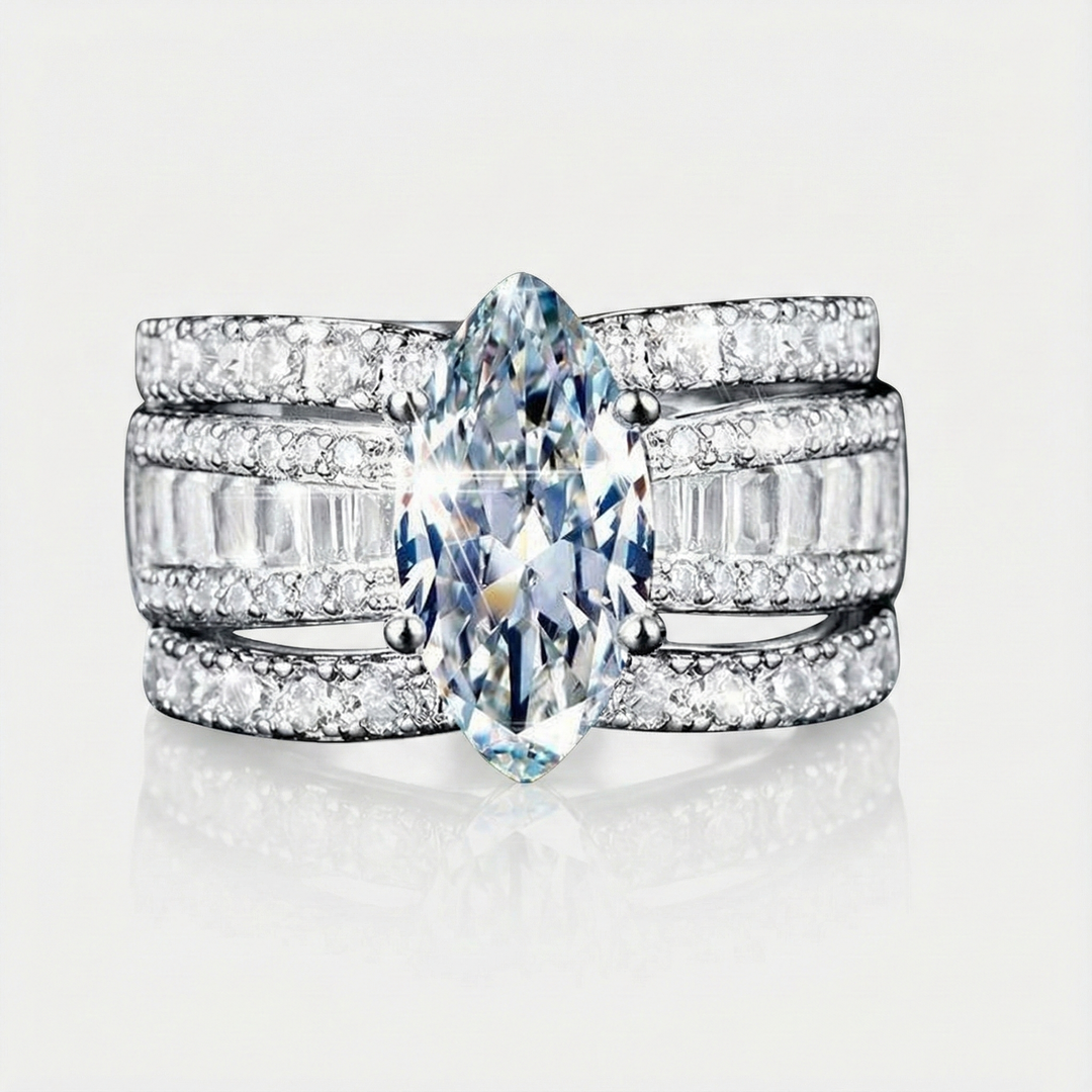 Veronika – Anello con diamanti e dettagli in oro.