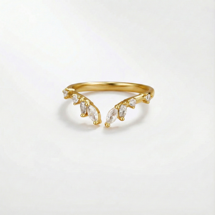 Johana – Anello placcato oro dalla forma aperta e curva.