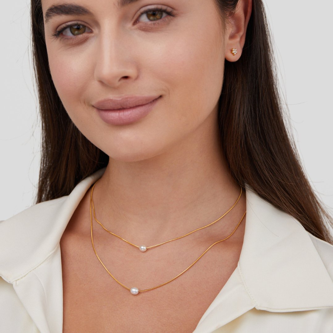 Sabine – Collana dorata a due strati con pietra scura