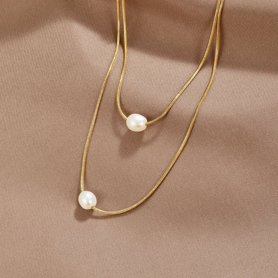 Sabine – Collana dorata a due strati con pietra scura