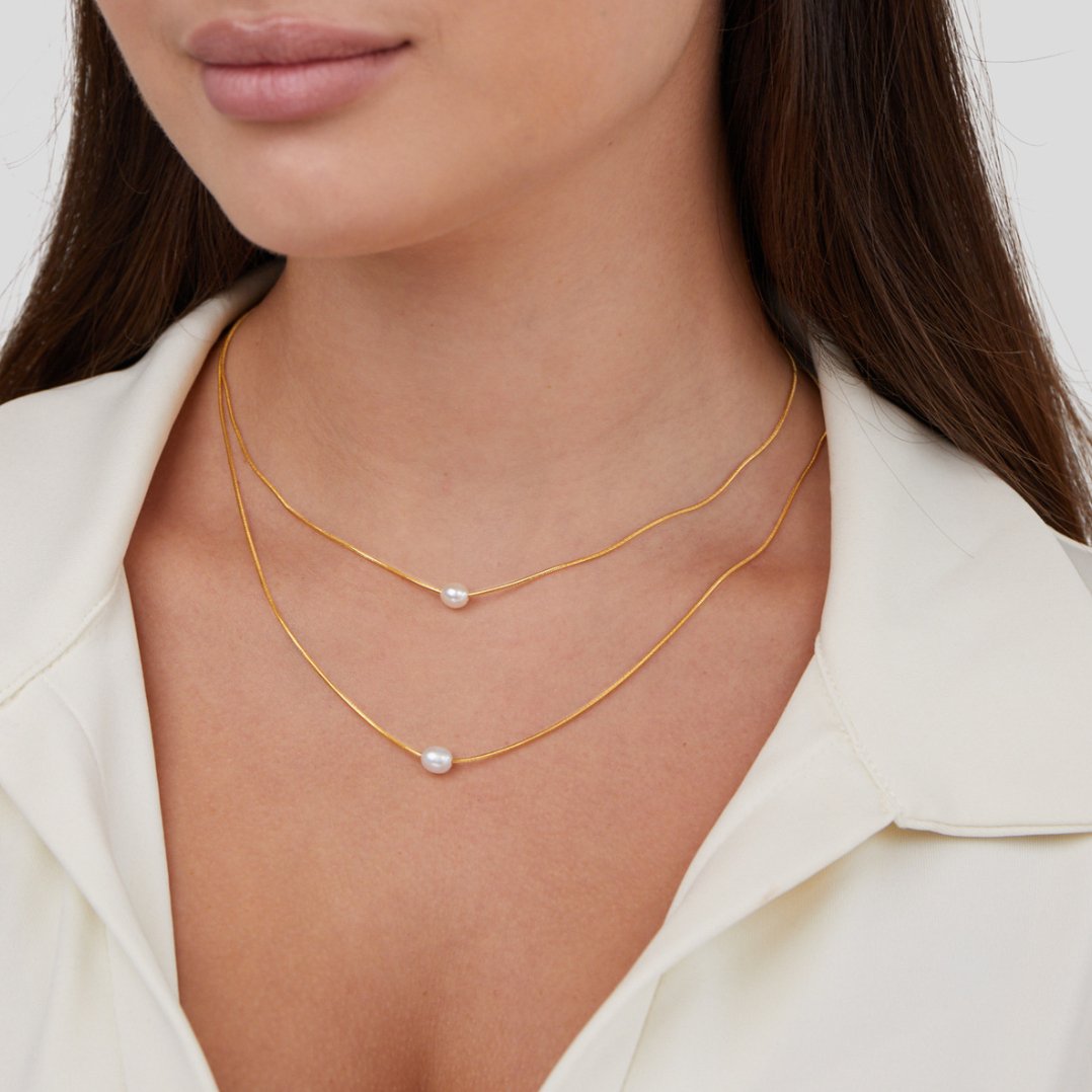 Sabine – Collana dorata a due strati con pietra scura