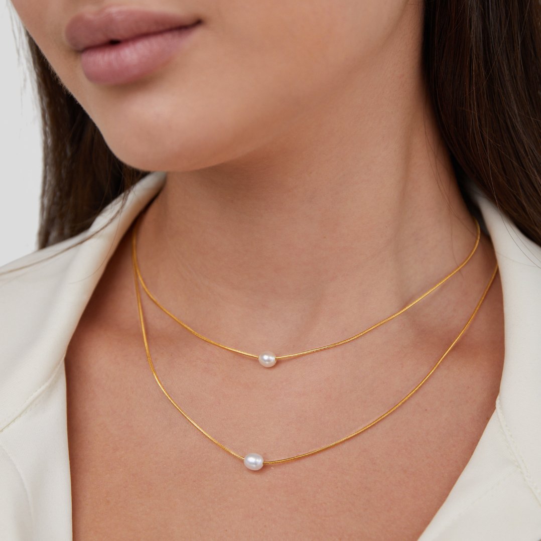 Sabine – Collana dorata a due strati con pietra scura