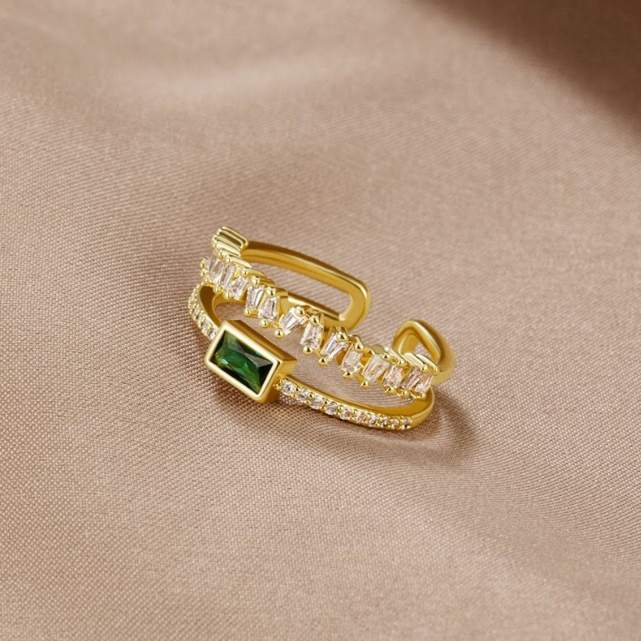 Sabina – Anello placcato oro con accenti verde smeraldo.