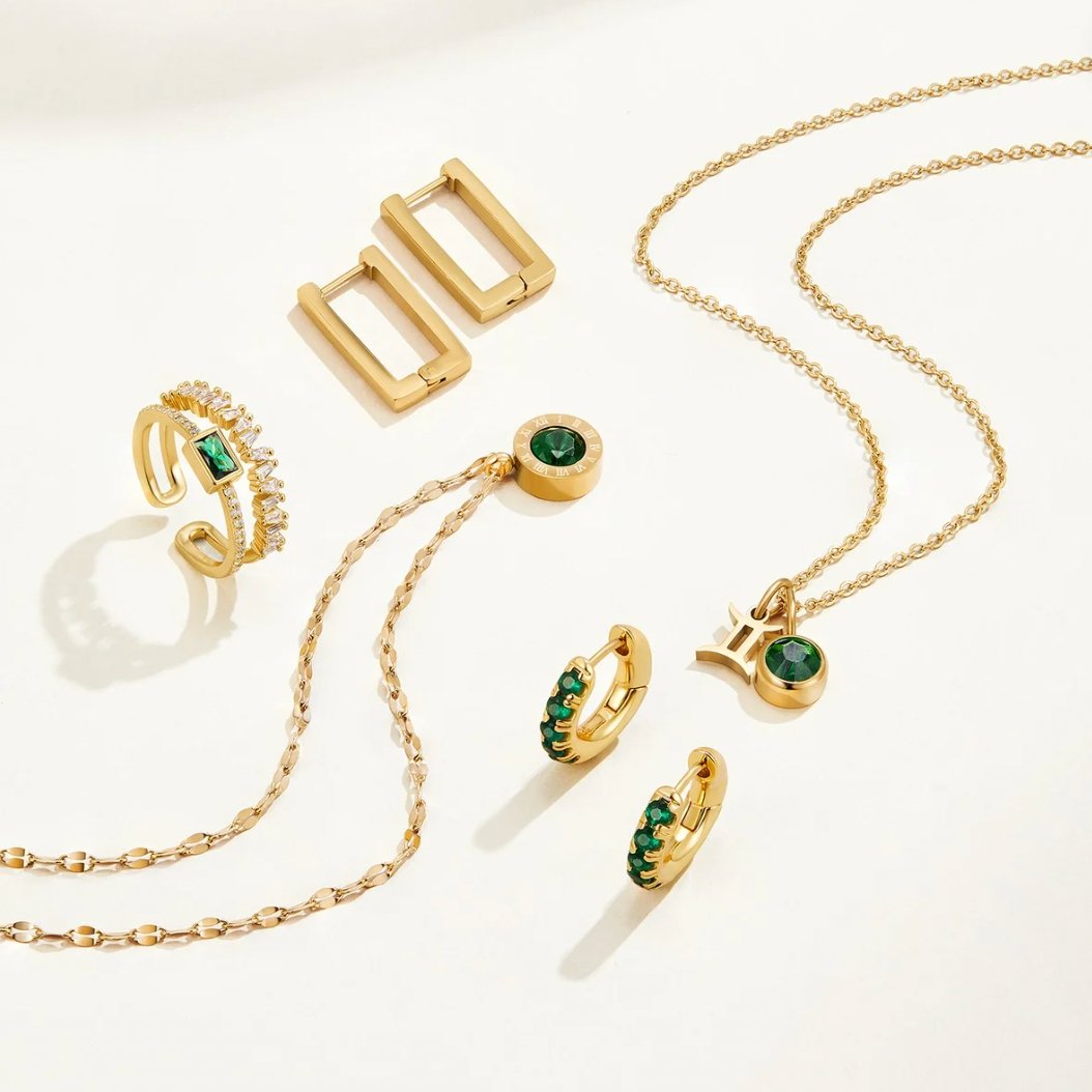 Sabina – Anello placcato oro con accenti verde smeraldo.