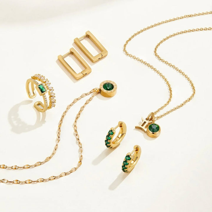 Sabina – Anello placcato oro con accenti verde smeraldo.