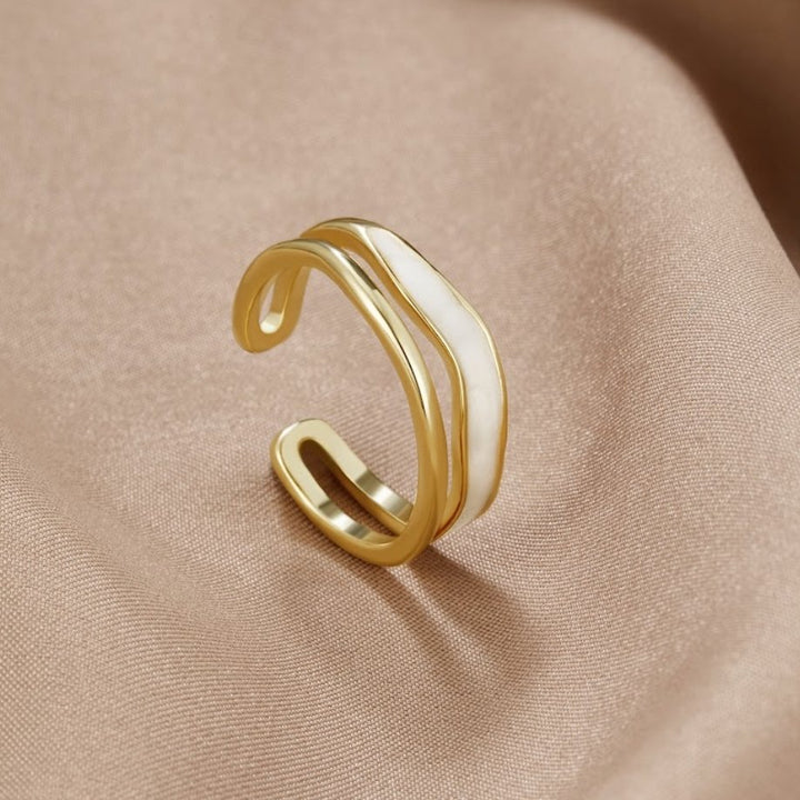 Beatrix – Anello a fascia dorato con silhouette semplice