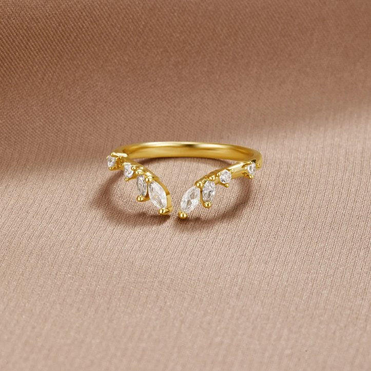 Johana – Anello placcato oro dalla forma aperta e curva.