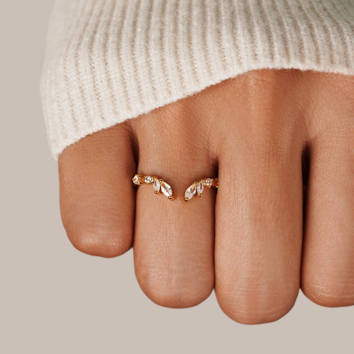 Johana – Anello placcato oro dalla forma aperta e curva.
