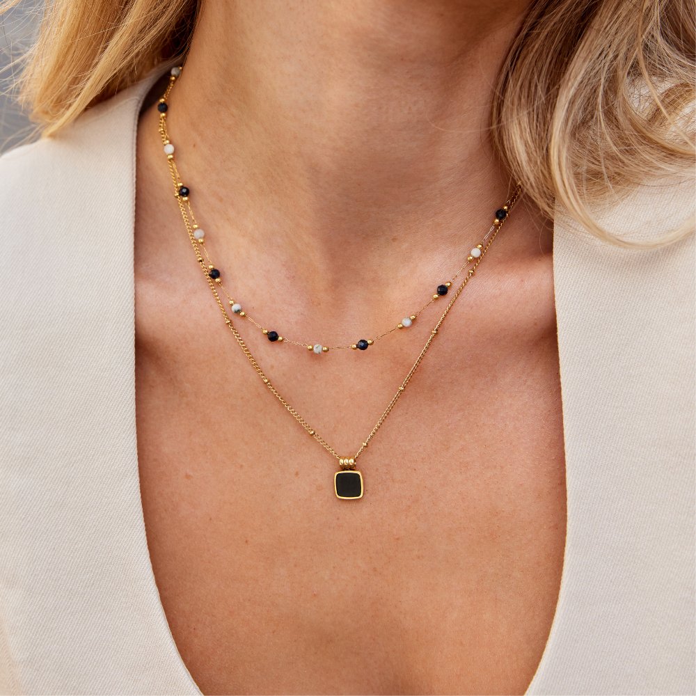 Theresa – Collana fine con dettagli discreti in bianco e nero