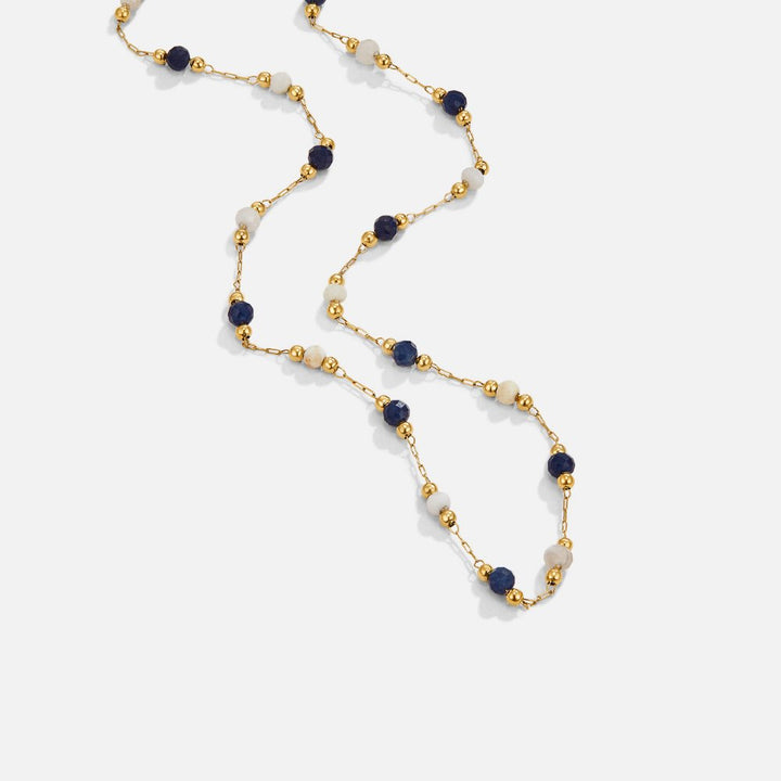 Theresa – Collana fine con dettagli discreti in bianco e nero