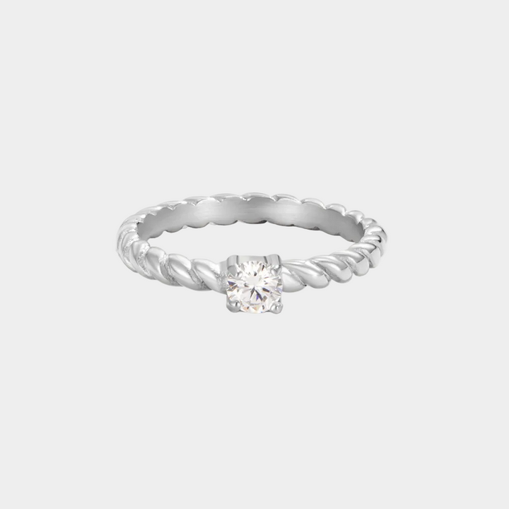 Miriam K. – Anello in argento con delicata incisione