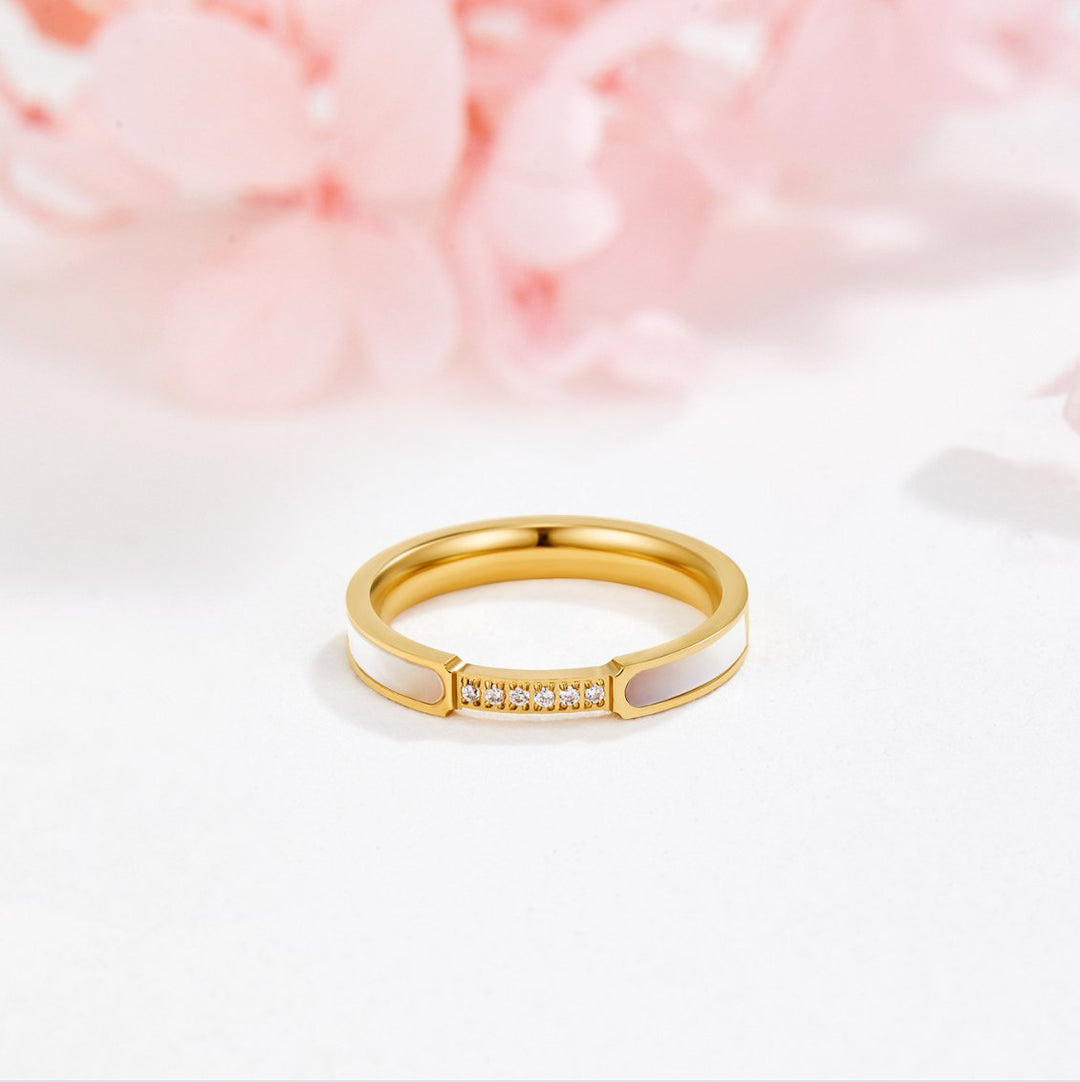 Lara – Un anello d’oro sottile con una lucentezza delicata.