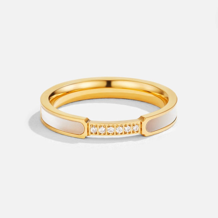 Lara – Un anello d’oro sottile con una lucentezza delicata.
