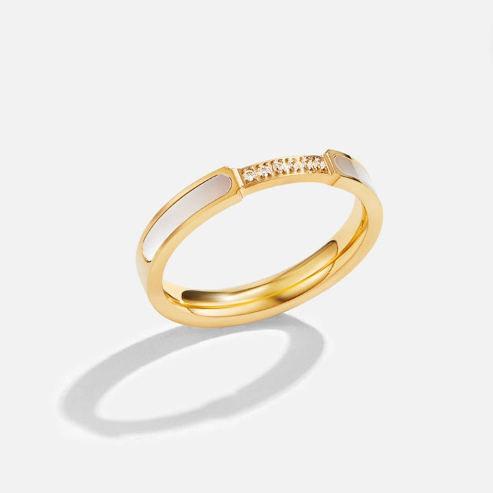 Lara – Un anello d’oro sottile con una lucentezza delicata.