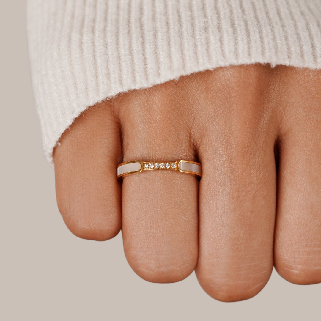 Lara – Un anello d’oro sottile con una lucentezza delicata.