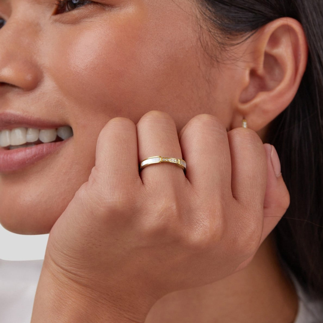 Lara – Un anello d’oro sottile con una lucentezza delicata.