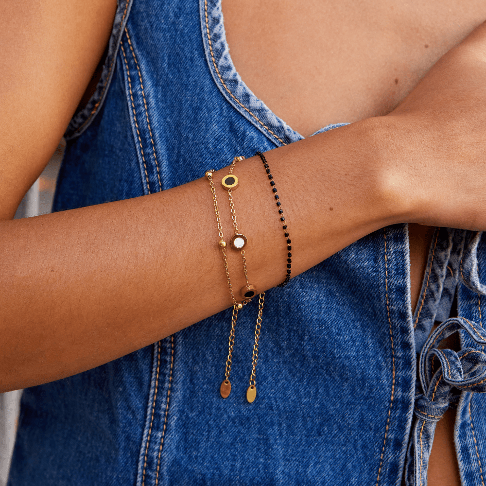 Carla – Bracciale delicato dorato con elementi rotondi a contrasto