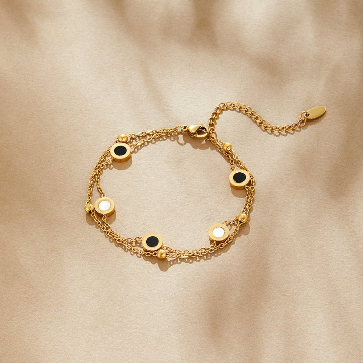 Carla – Bracciale delicato dorato con elementi rotondi a contrasto
