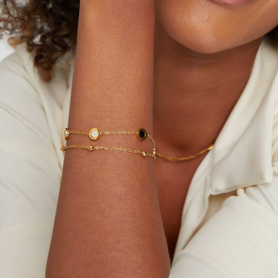 Carla – Bracciale delicato dorato con elementi rotondi a contrasto