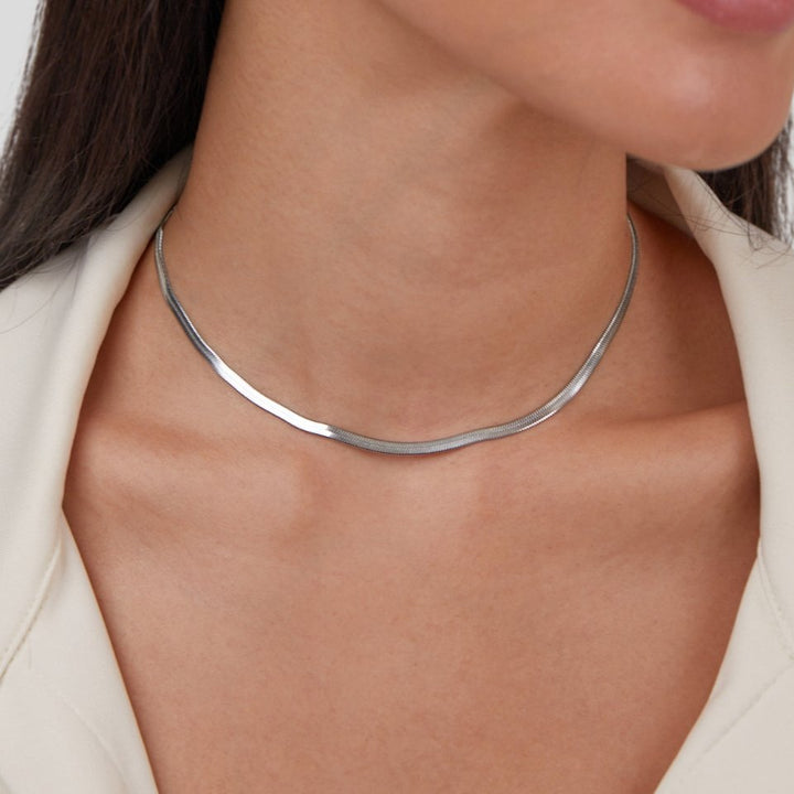 Katharina – Catenina in argento con delicata curva