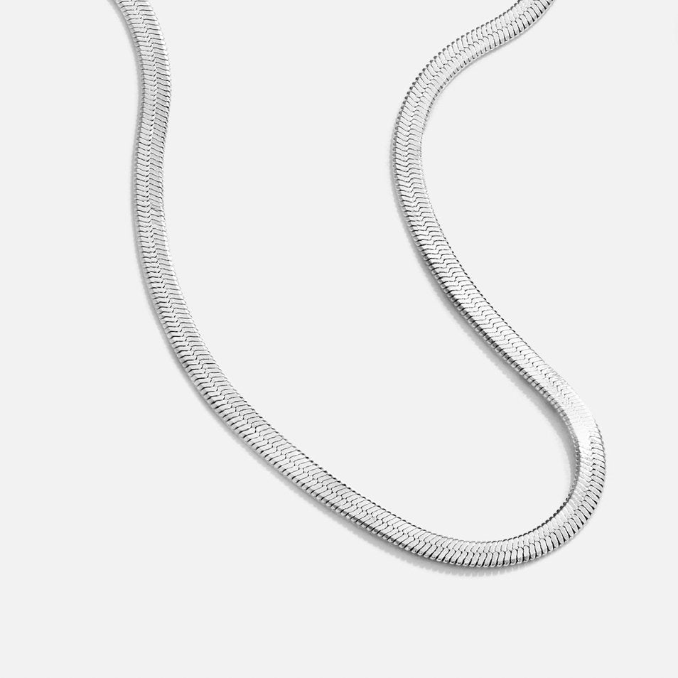 Katharina – Catenina in argento con delicata curva