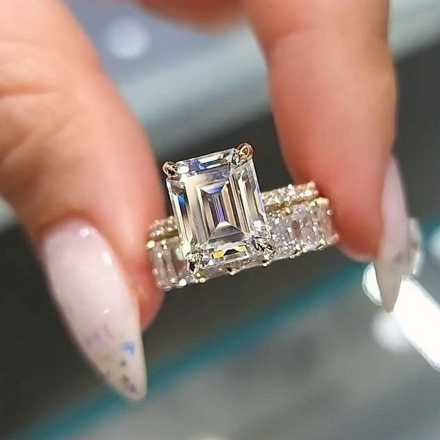 Nadja – Anello di diamanti con centro rettangolare.