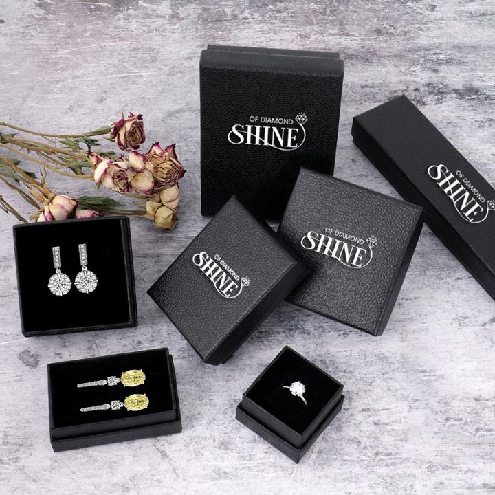 Maren – Anello in argento con diamanti e fascia stretta.