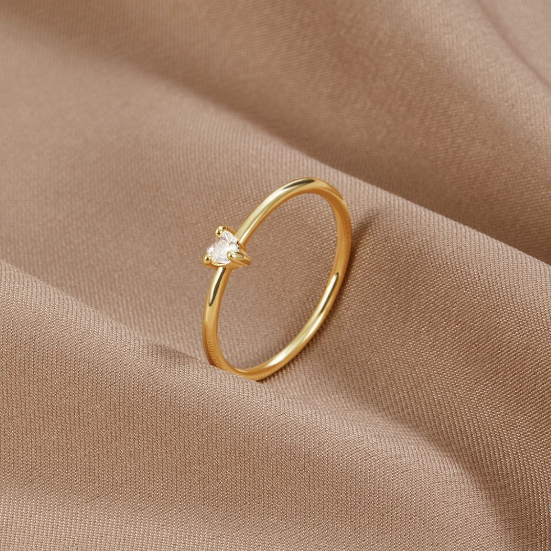 Leonie – Un semplice anello d’oro con una superficie liscia.