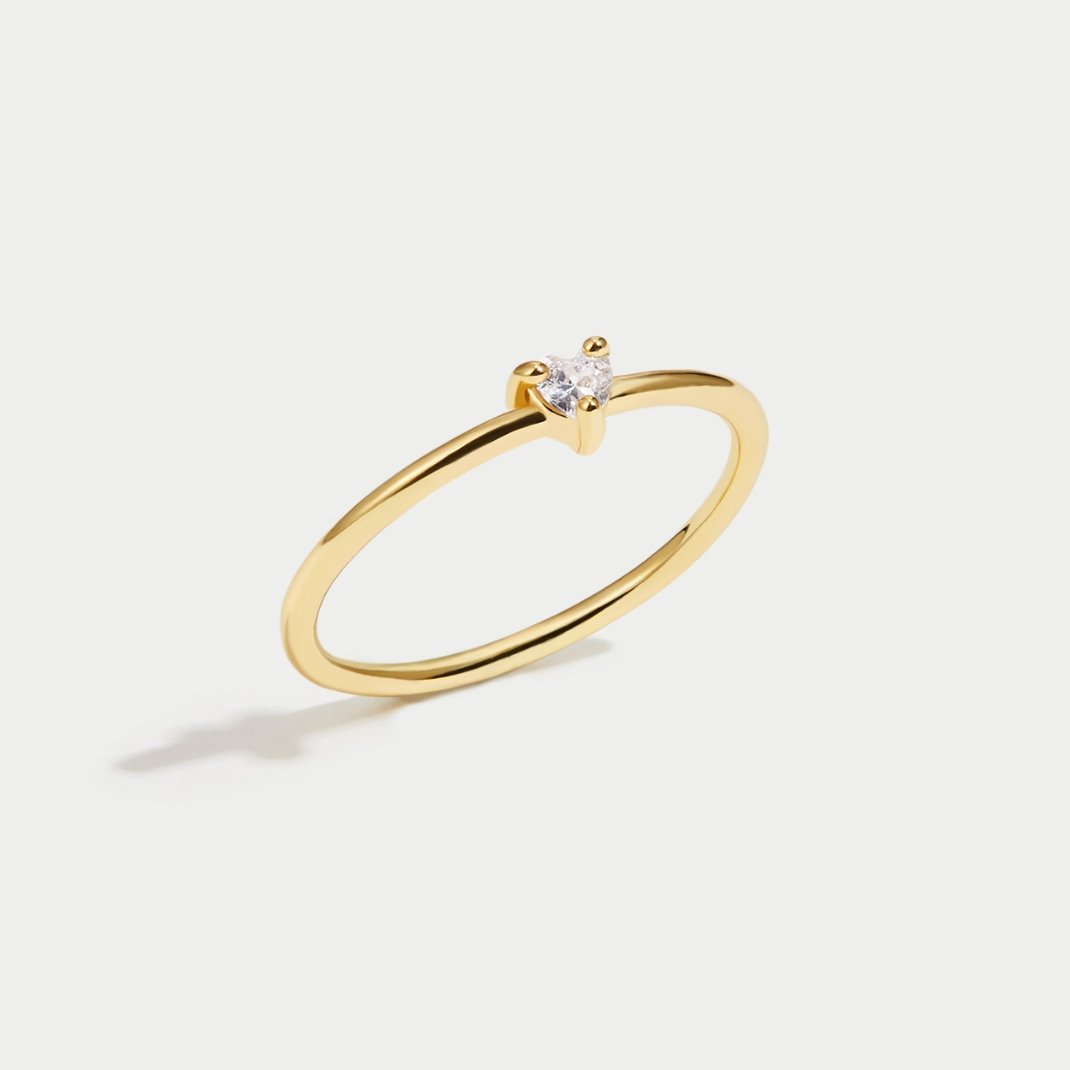 Leonie – Un semplice anello d’oro con una superficie liscia.