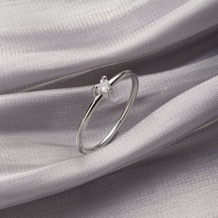 Karla – Anello sottile in argento con linea delicata